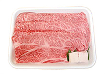 お肉をトレイに詰め、牛脂を入れます。